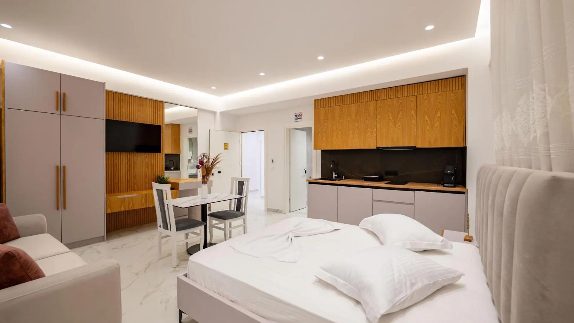 Afriol Rooms Sarande Apartment